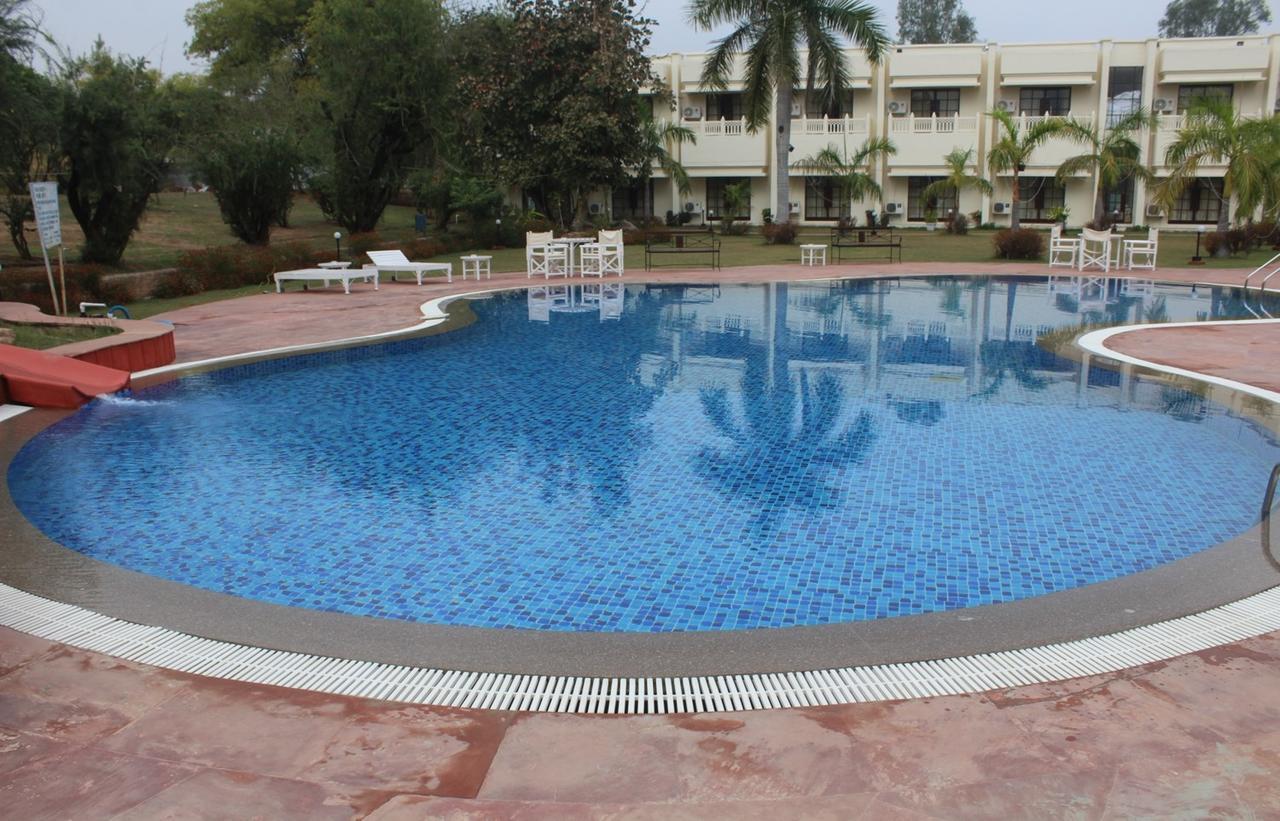 Mint Bundela Resort Khajuraho Bagian luar foto