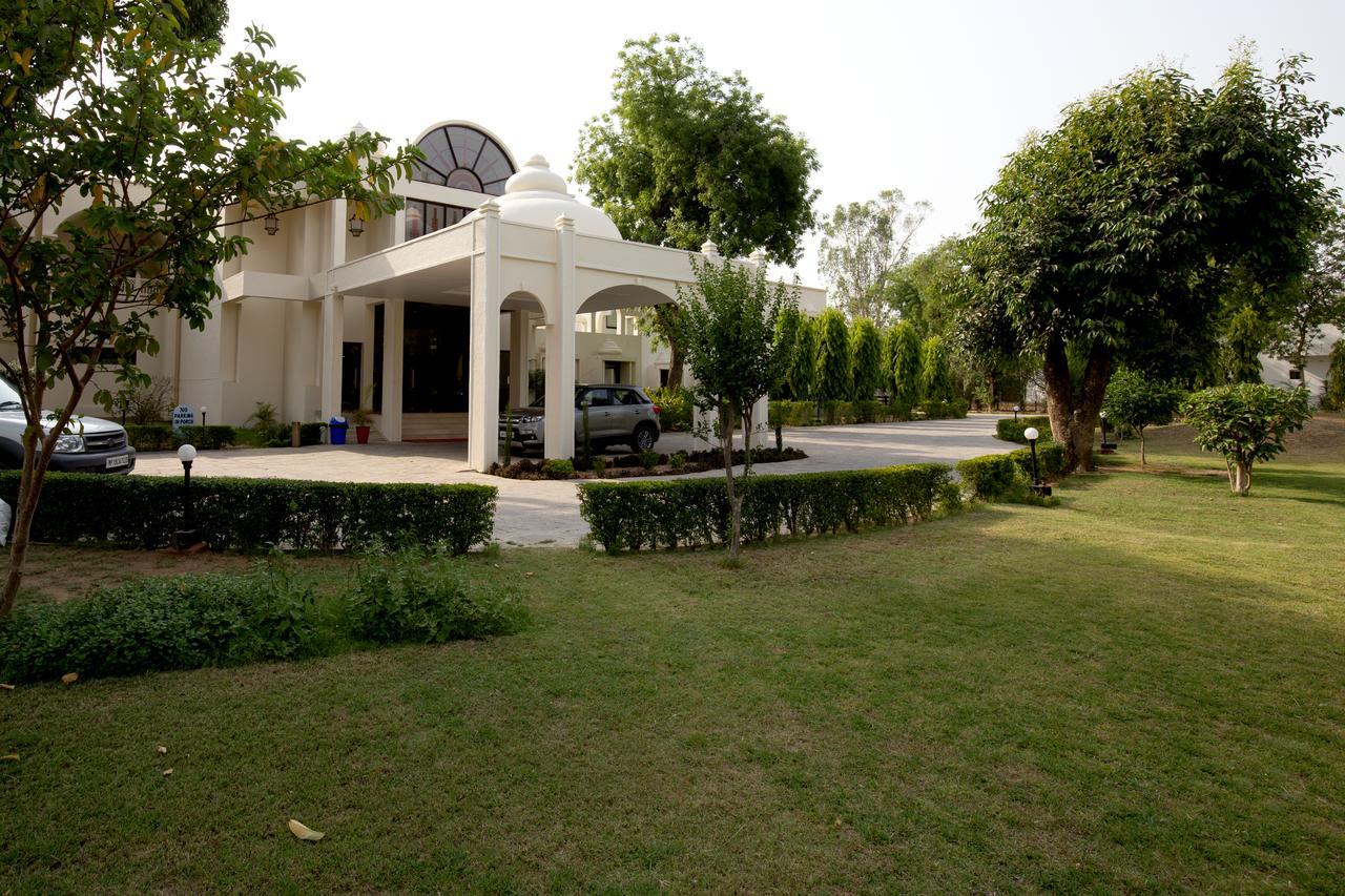 Mint Bundela Resort Khajuraho Bagian luar foto